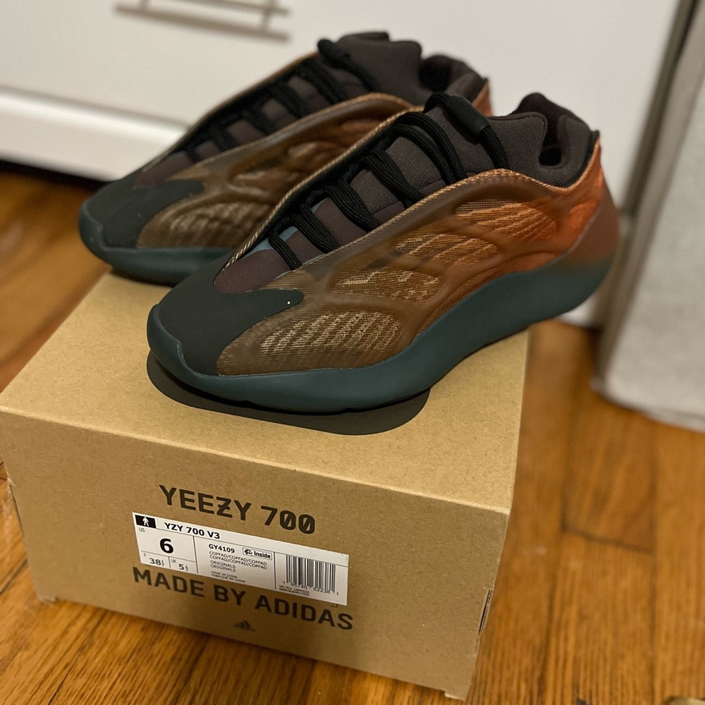 Adidas Yeezy Boost 700 V3 Copper Fade size 6 men’s 7.5 women’s
